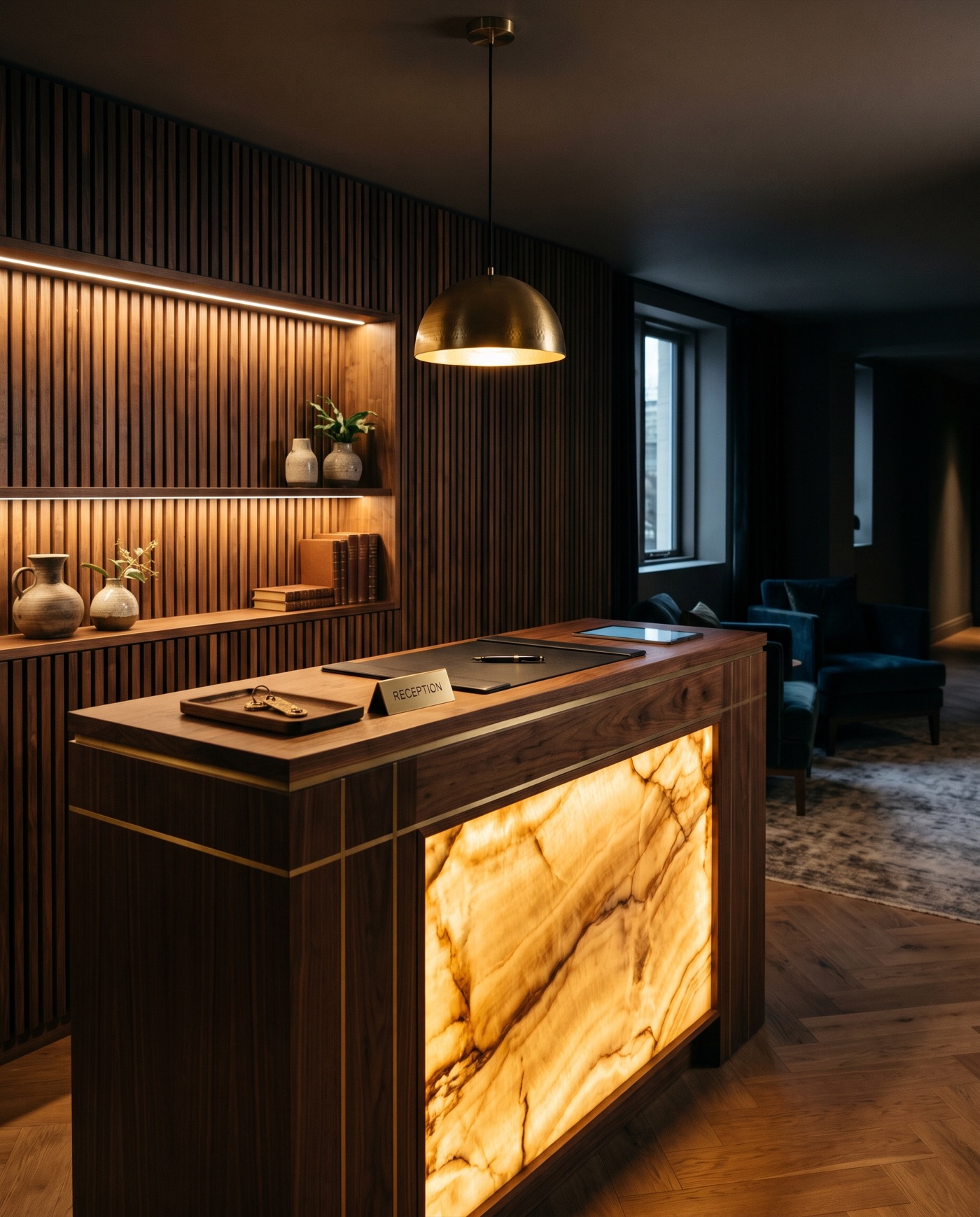 Ceviz ve pirinç kakma detaylı, ışıklı oniks önlü otel resepsiyon bankosu